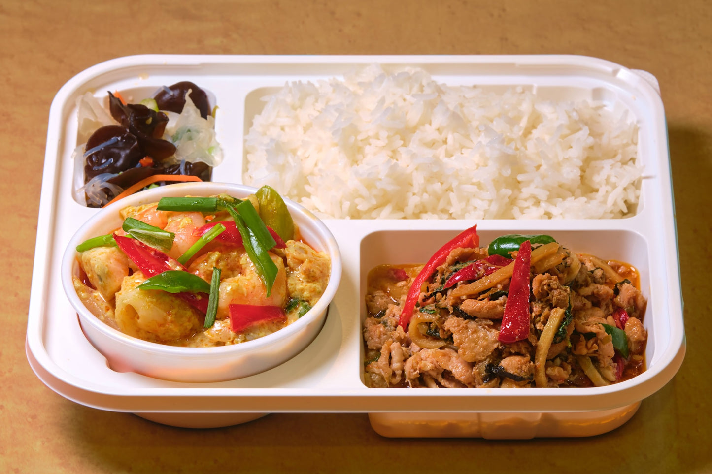 【TW1】ガパオガイ&タレーパッポンカリーラーカオ弁当